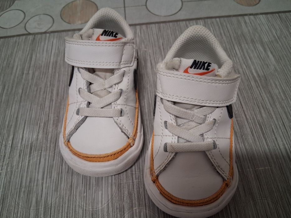 Sapatilhas de crianca