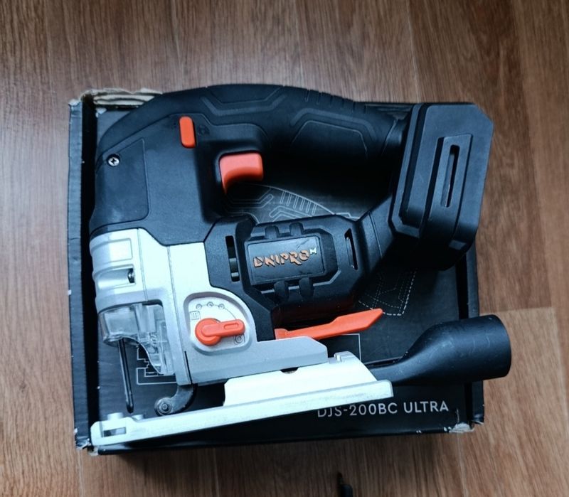 Акамуляторний інструмент Дніпро М