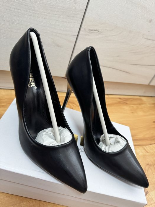 Чорні туфлі на підборах