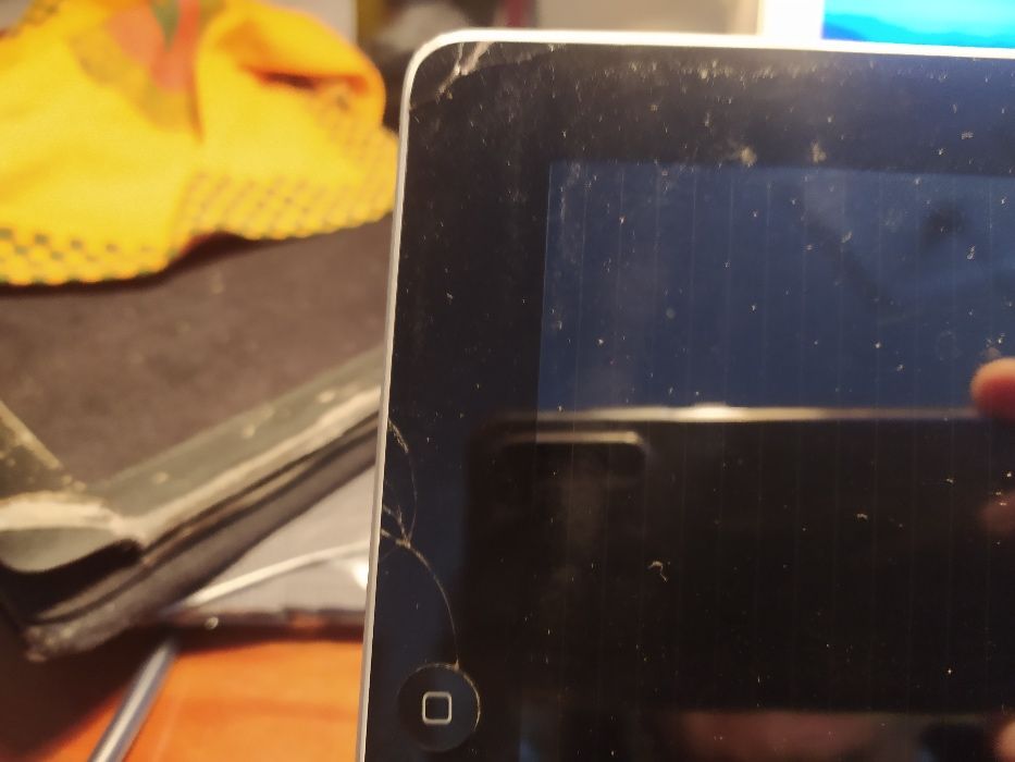 iPad 3rd Generation 64GB Wi-Fi + Cellular with Charger64752319672195122