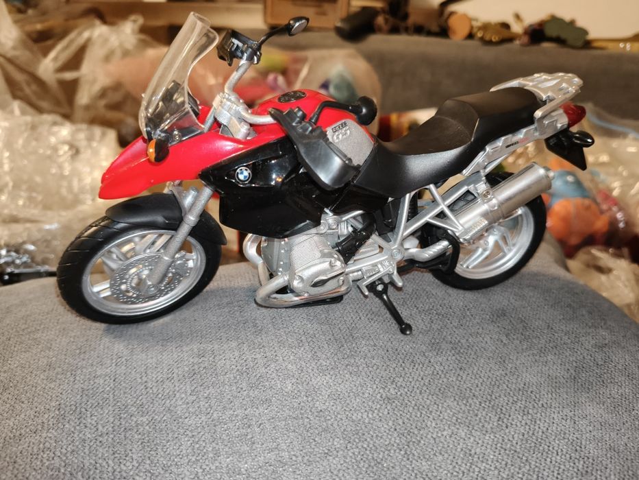 Model motocykla turystycznego BMW R 1200 GS z 2006 roku Nev Ray w skali 1:12.