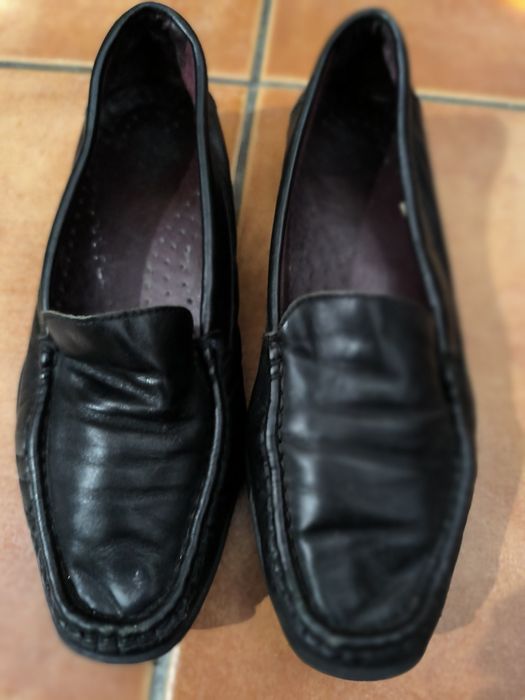 Mocassins pretos de pele