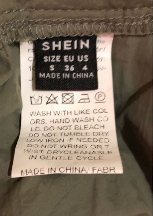 Calças largas com bolsos esverdeadas