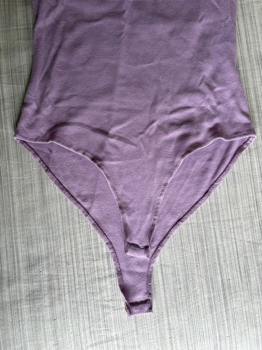 T-shirt body lilás com folhos Lefties