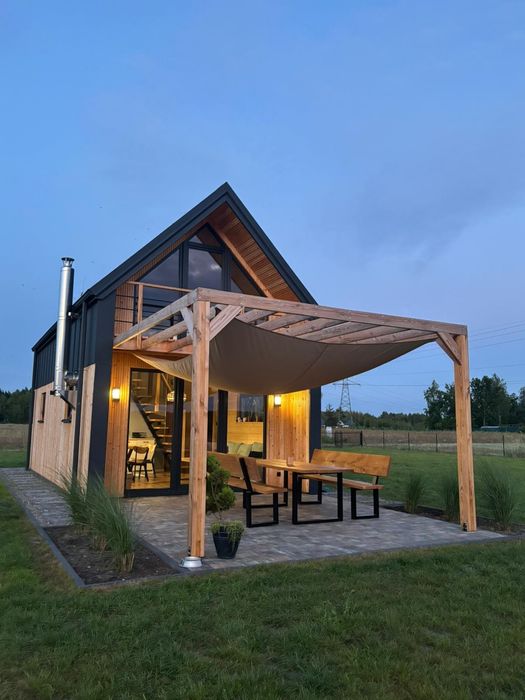 Domek między łąkami