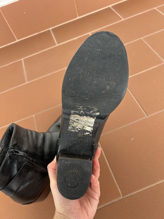 Botas pretas de pele com sola de borracha tam. 38