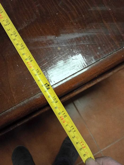 mesa de sala em estado razoável