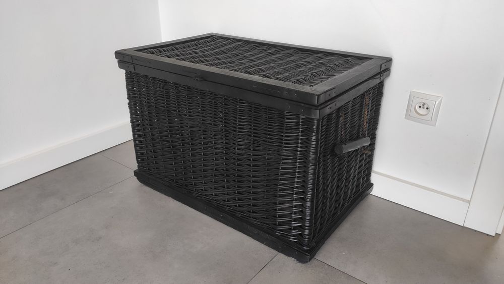 Czarna, vintage, retro, zabytkowa skrzynia wiklinowa