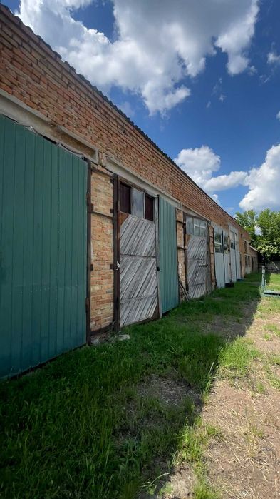 Продаж ділянки з приміщеннями