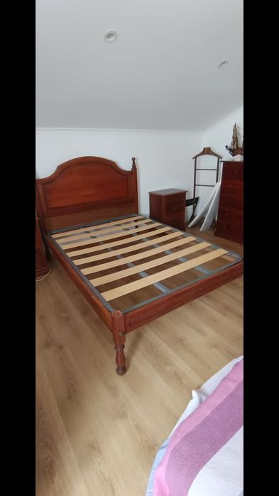 Cama casal e mesinhas cabeceiras  Madeira  compacta