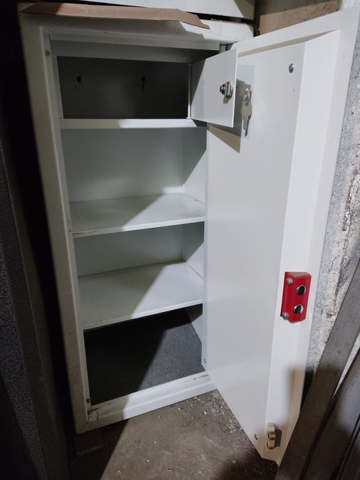 Продаю б.у сейф (93 см)