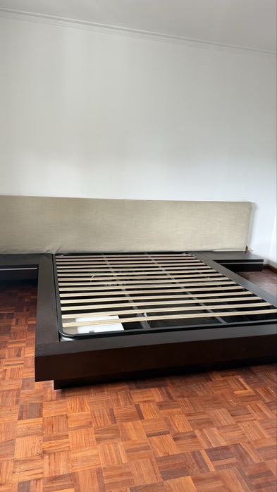 Cama de casal com elevação. A cama é usada mas em excelente estado, tem a cabeçeira descascando, nada que um estofo novo não resolva!