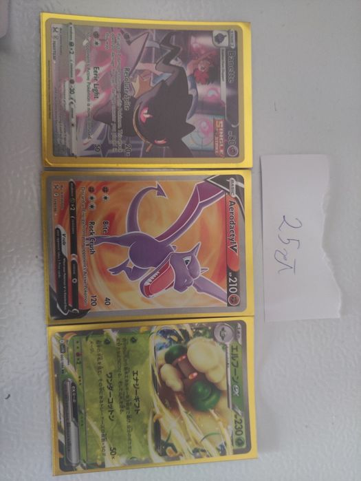 Karty pokemon w koszulkach