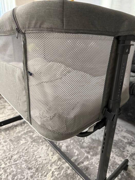 Детская кроватка на колесиках с постельным бельем, подушкой, матрассом