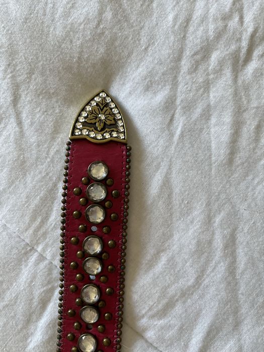 Cinto em pele vermelha com brilhantes