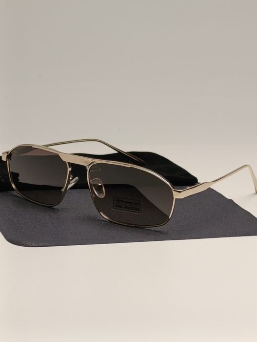 Photochromic Gold Metal