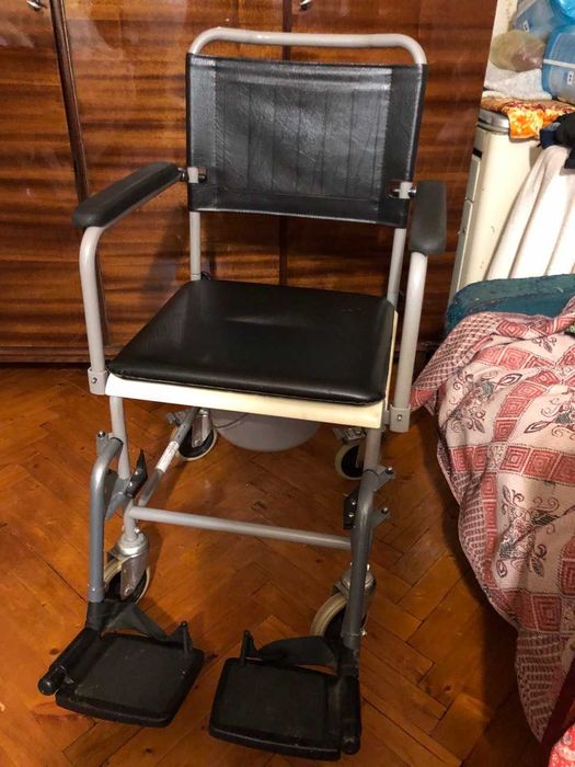 Кресло-каталка с санитарной оснасткой / горшком. Германия