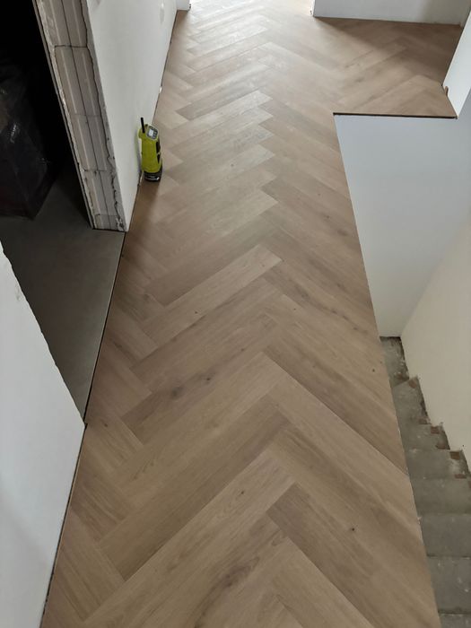 Jodelka Quick step, panele wodoodporne dąb kardamonowy