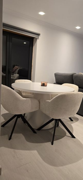 Mesa de jantar e cadeiras