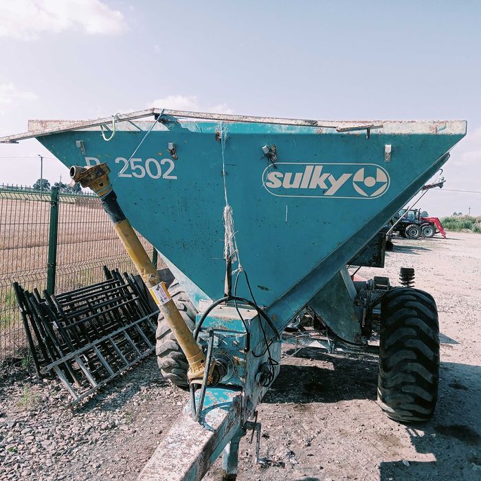 Rozsiewacz do wapna sulky 3 t, na żmijki 8 m, zdrowy, równy wysiew