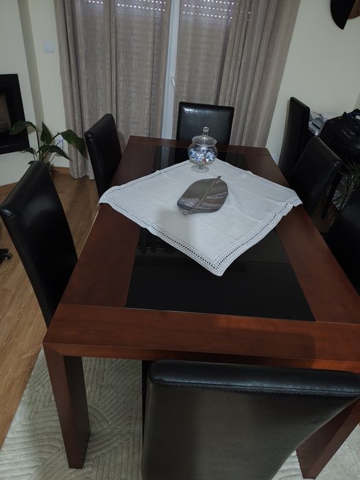 Mesa de sala extensível mais 8 cadeiras
