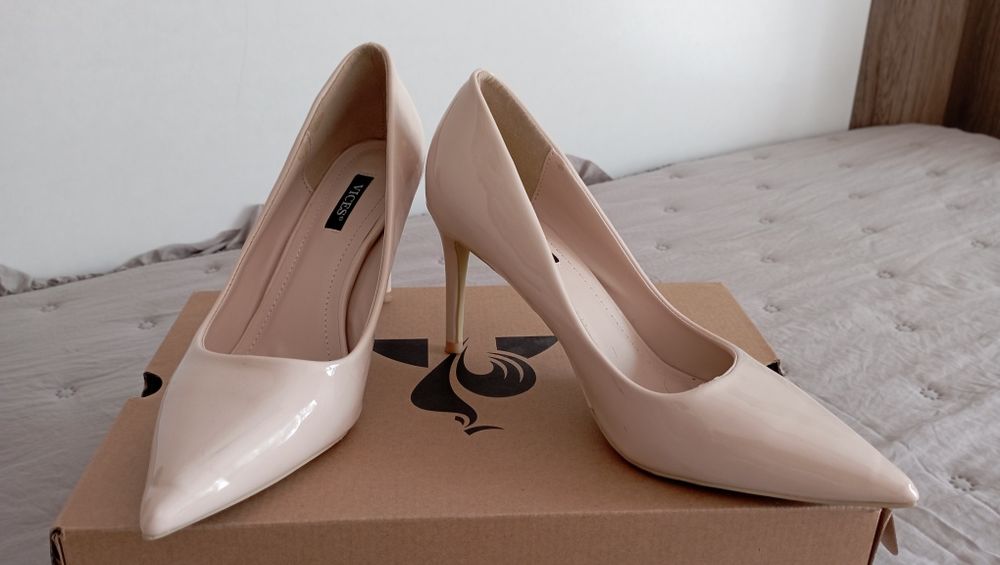 Beżowe buty na szpilce