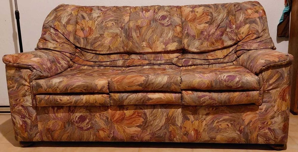 Sofa castanho 3 lugares com cama