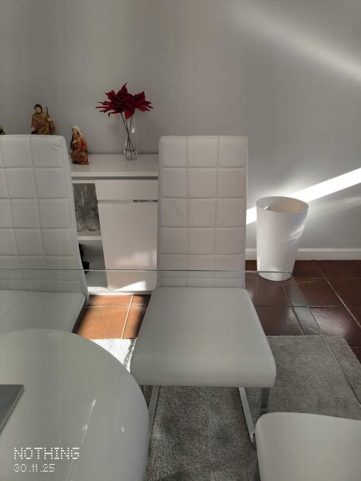 mesa de vidro com 8 cadeiras