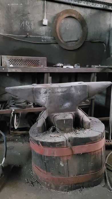 Kowadło o wym 90 x 40 x 16