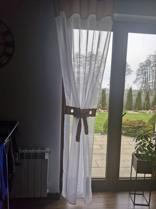 Zasłony/firany z białego woalu z brązowymi wstawkami, 2 sztuki