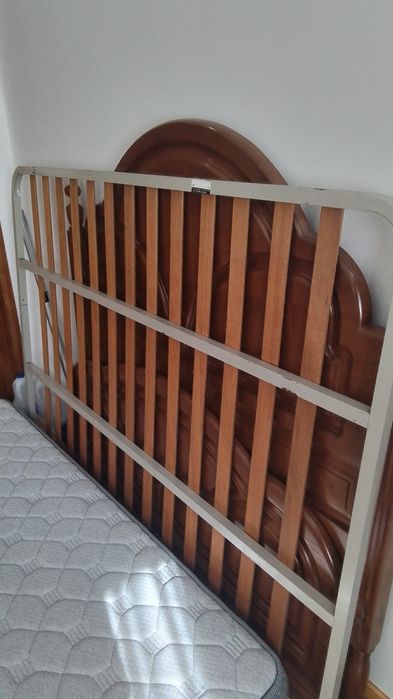 Cama  casal,  madeira, com duas mezinhas cabeceira tapos mármore