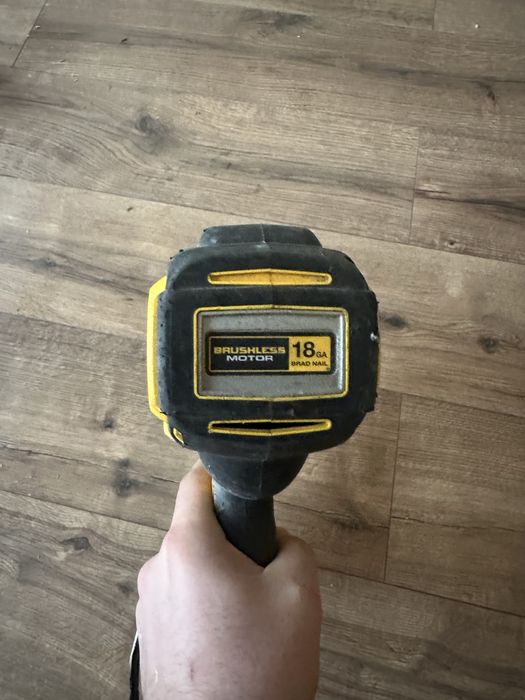 Продам нейлер dewalt dcn680