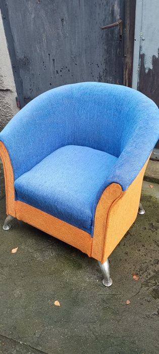 Nowy fotel na metalowych nóżkach