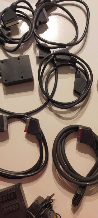 11 Cabos SCART com diferentes tamanhos e adaptor AC-DC