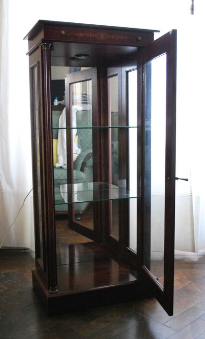 Móvel expositor / Vitrine de sala, com iluminação