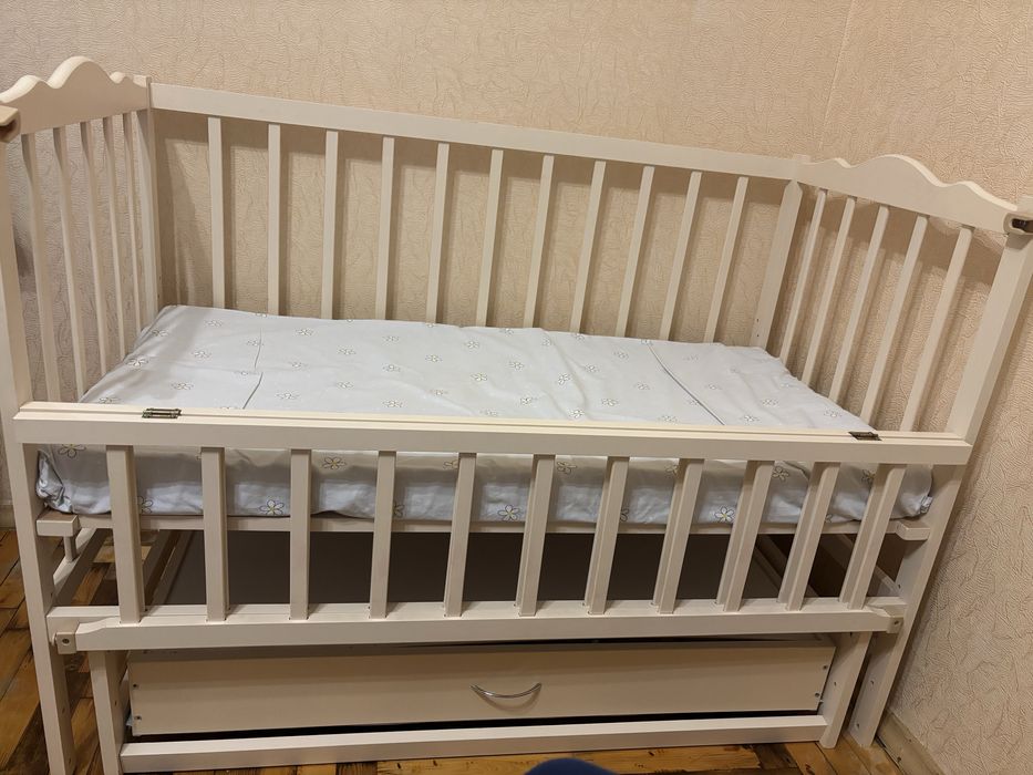 Дитяче ліжечко з маятниковим механізмом