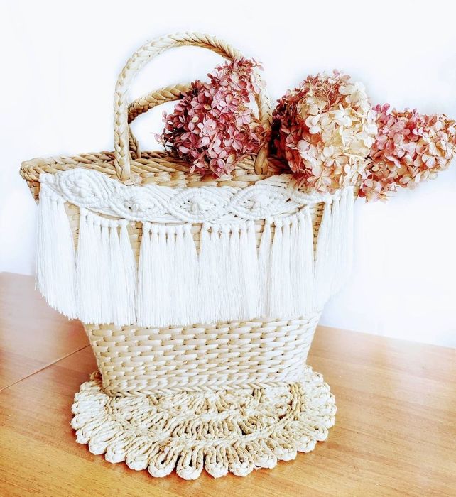 Dekoracja koszyka metodą makramy.