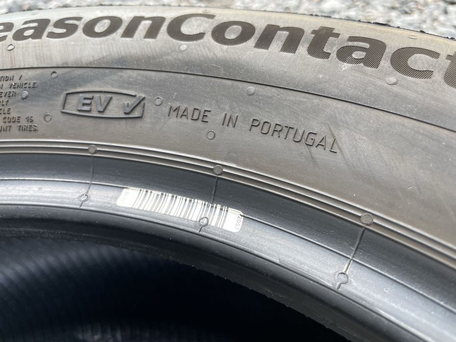 Комплект всесезонних шин Continental 215/60 R16 AllSeasonContact 2