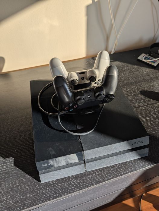 Ps4 500gb + 2 comandos