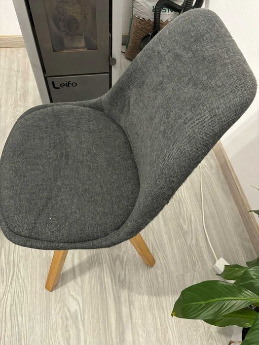 Mesa de sala moderna com cadeiras