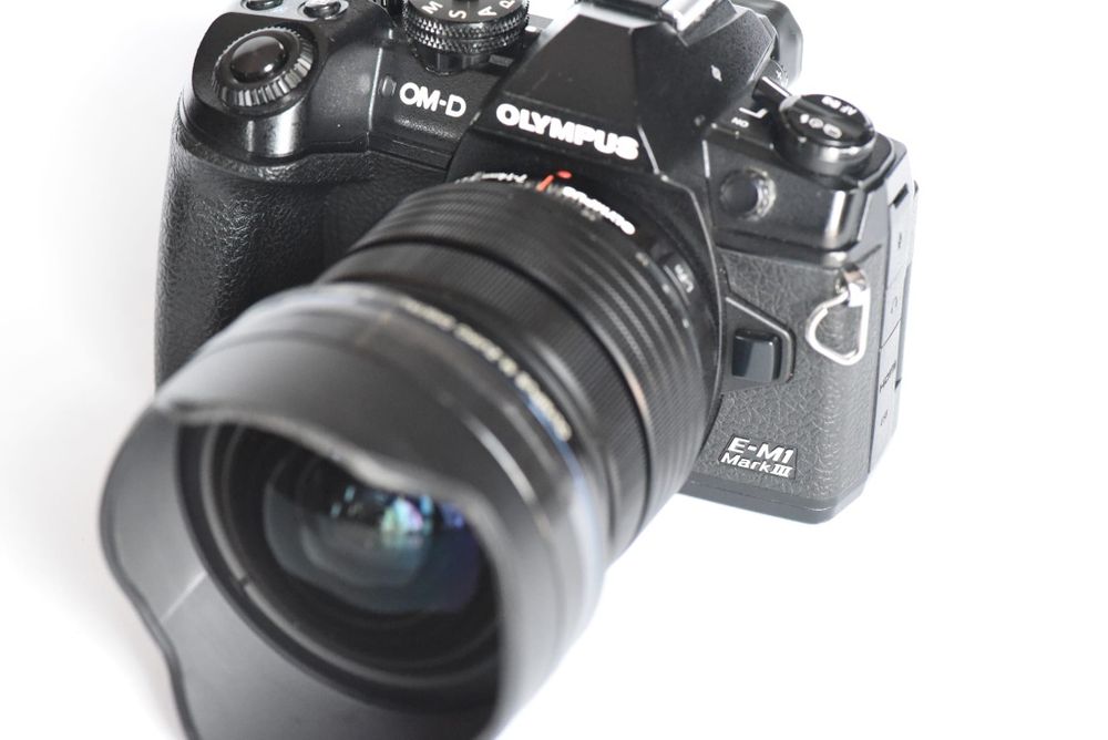 Olympus OM-D E-M1 Mark III com lente Olympus M.Zuiko Digital ED 7-14mm