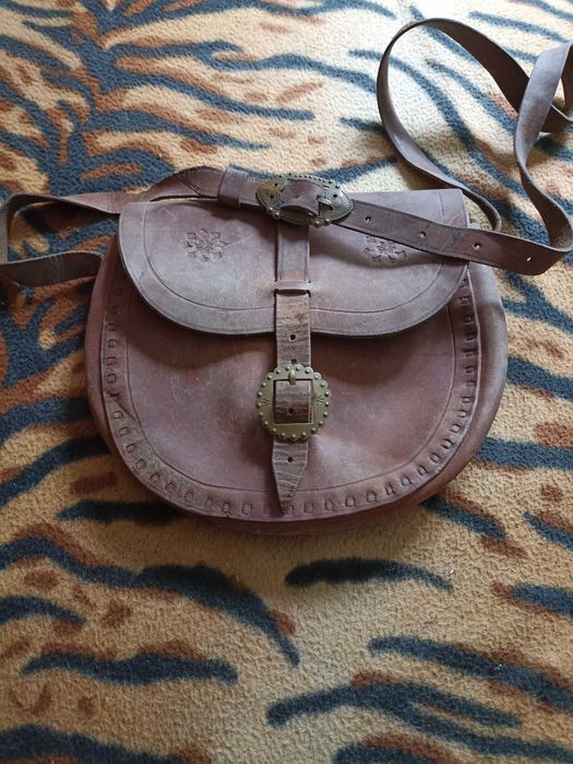 torebka ręcznie robiona , vintage'owa skórzana w stylu folk lub góralskim mosiężne klamry