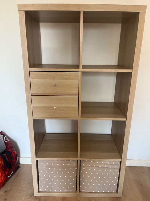Estante IKEA KALLAX efeito carvalho + acessórios – 45€