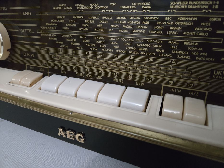 Rádio antigo reparado AEG
