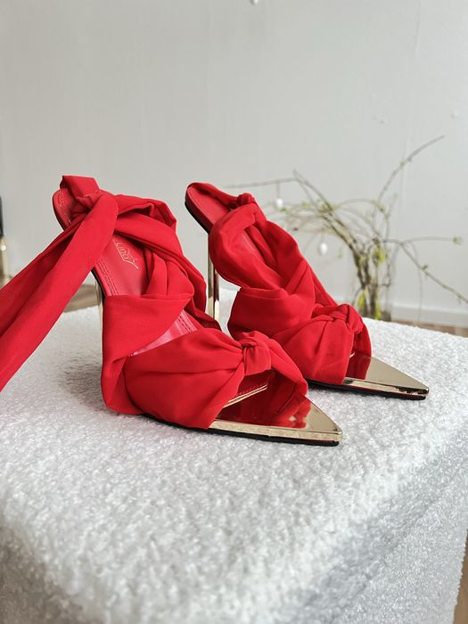 czerwone buty, sandały, wysokie obcasy