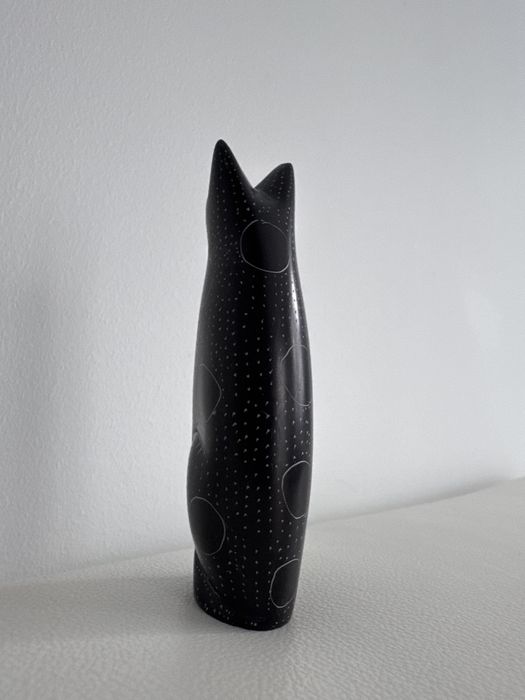 Figurka kota z kamienia , porcelany