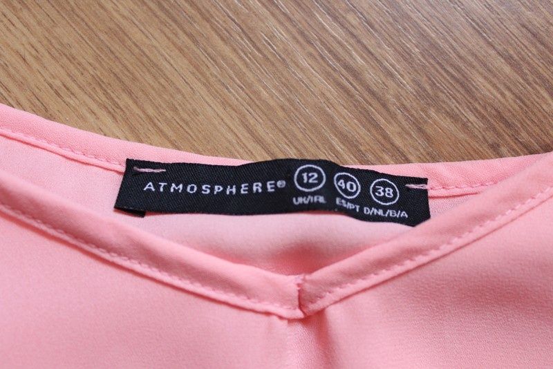 brzoskwiniowa sukienka z falbanką waterfall atmosphere s m uni szyfon