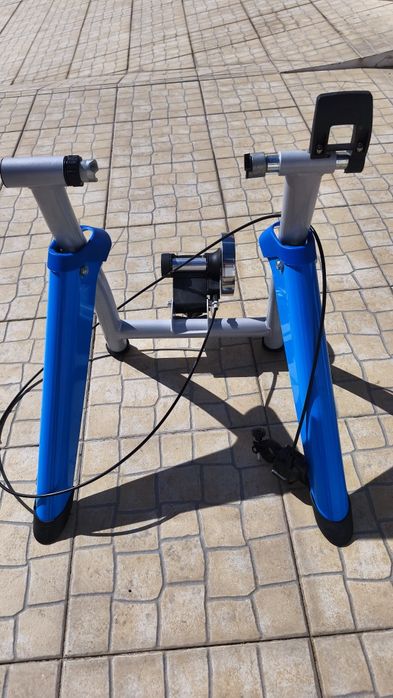 Rolo de bicicleta com resistência ajustavel de 8 níveis.