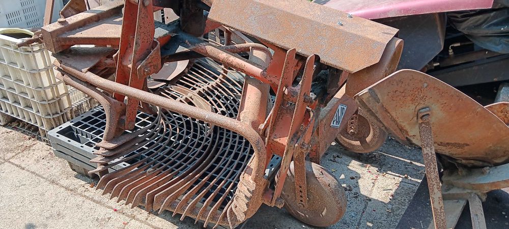 Vendo máquina de arrancar batatas.