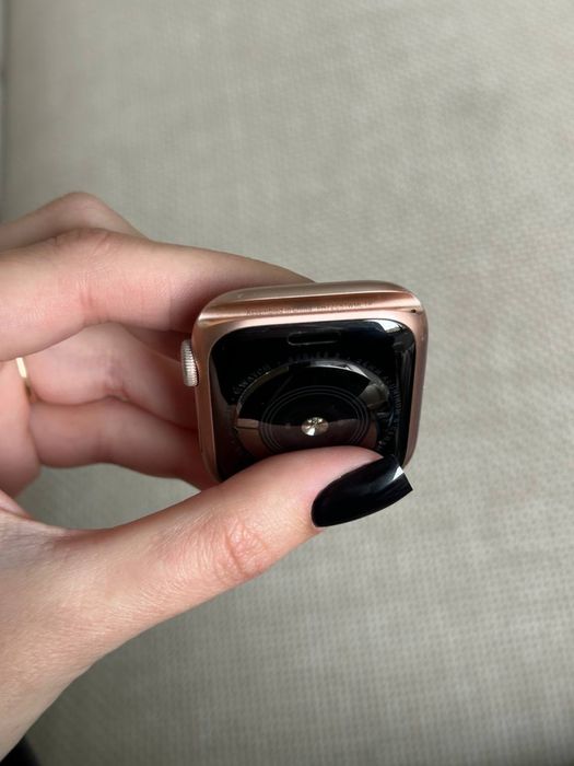 Продам свій смарт годинник Apple Watch SE 44 gold ОРИГІНАЛ